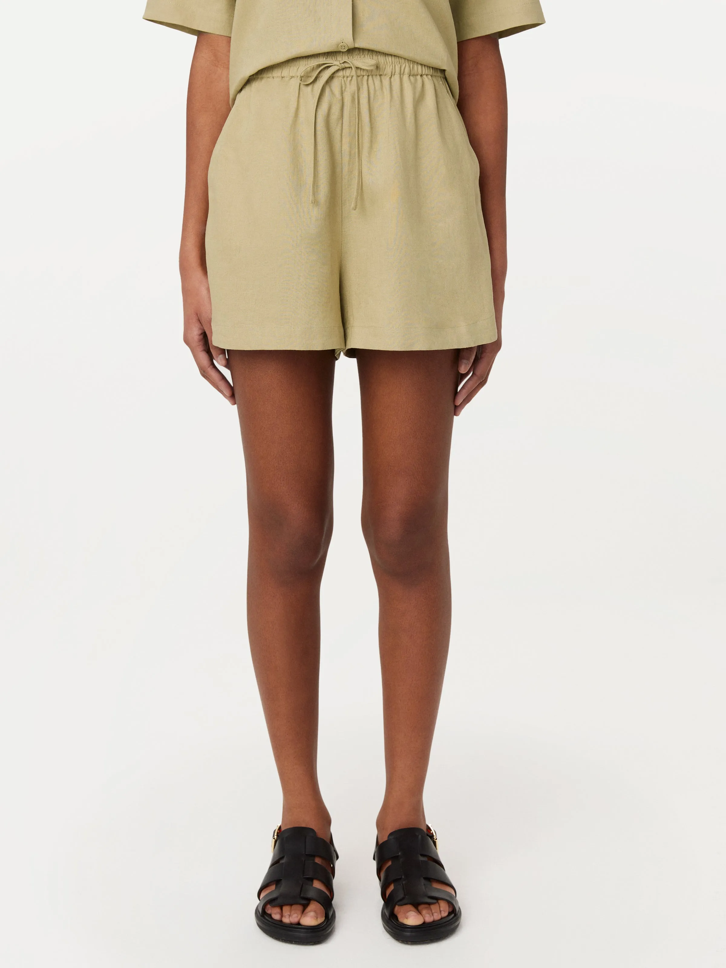 The Annie Linen Blend Short in Green Beige
