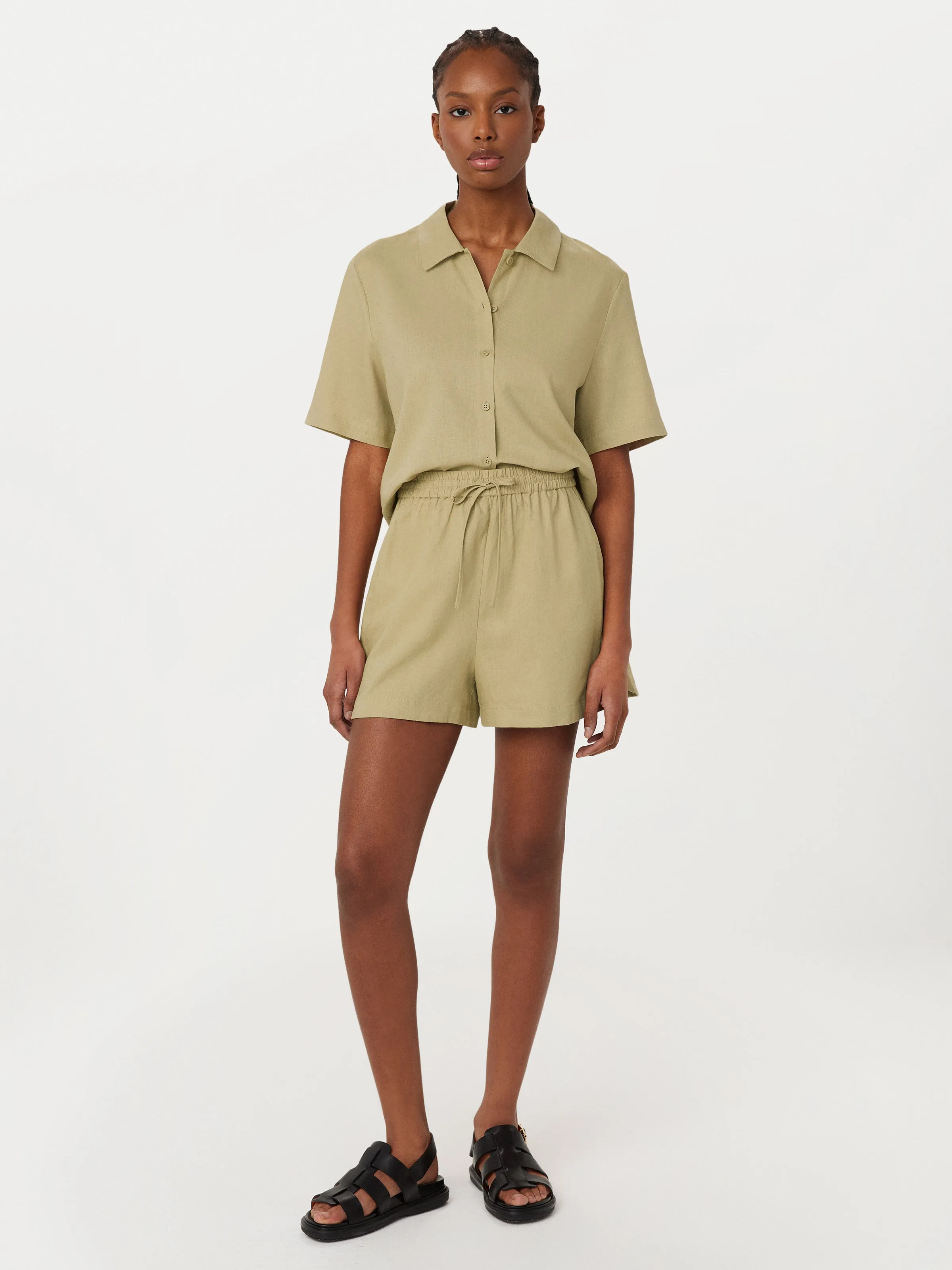 The Annie Linen Blend Short in Green Beige